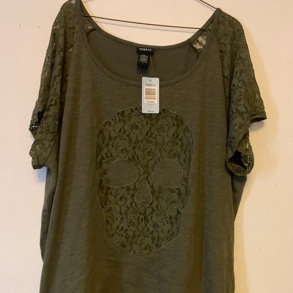 TORRID SIZE 3 Green Skull and Lace T-shirt